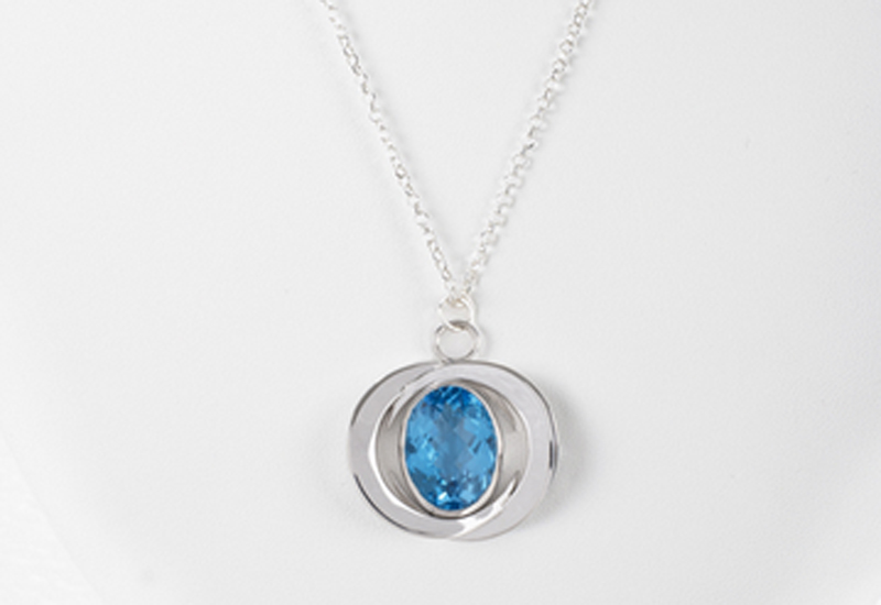 La Diosa creates pendant for Kate Middleton