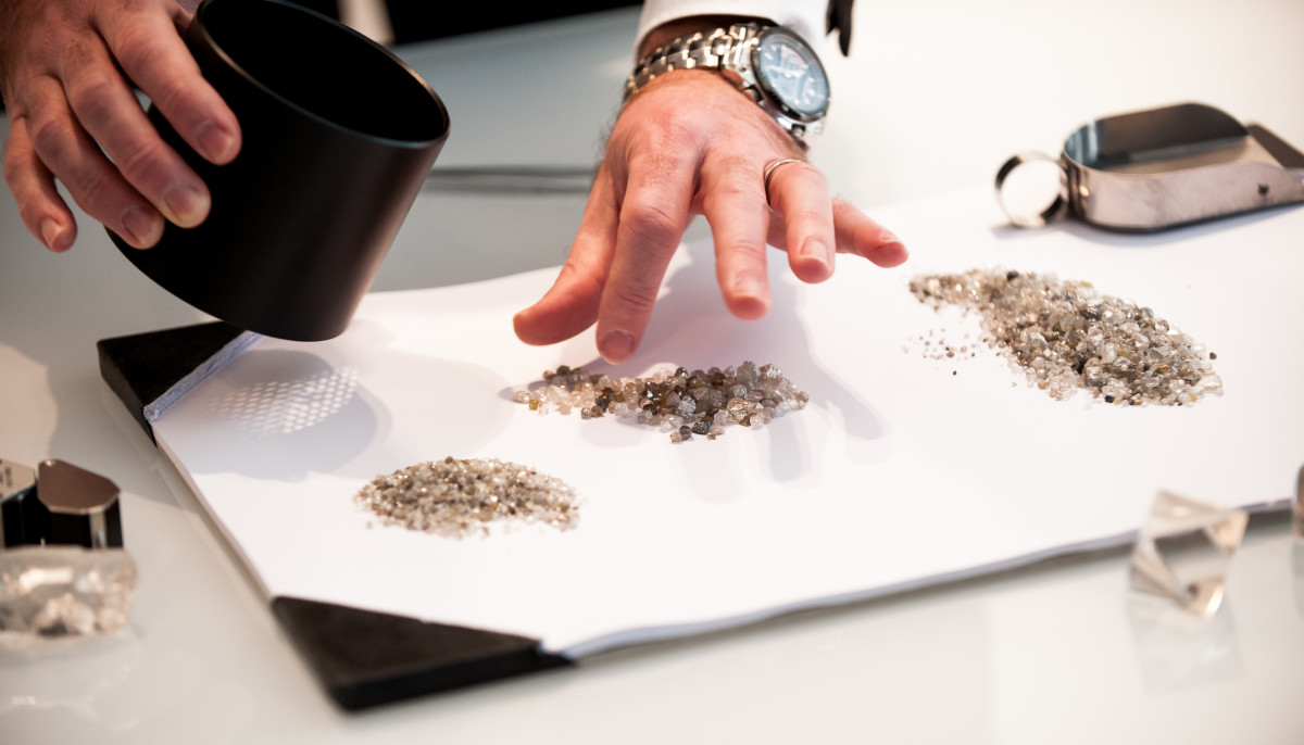 In Pics Rough Diamond Sorting And Statement Jewels At Forevermark