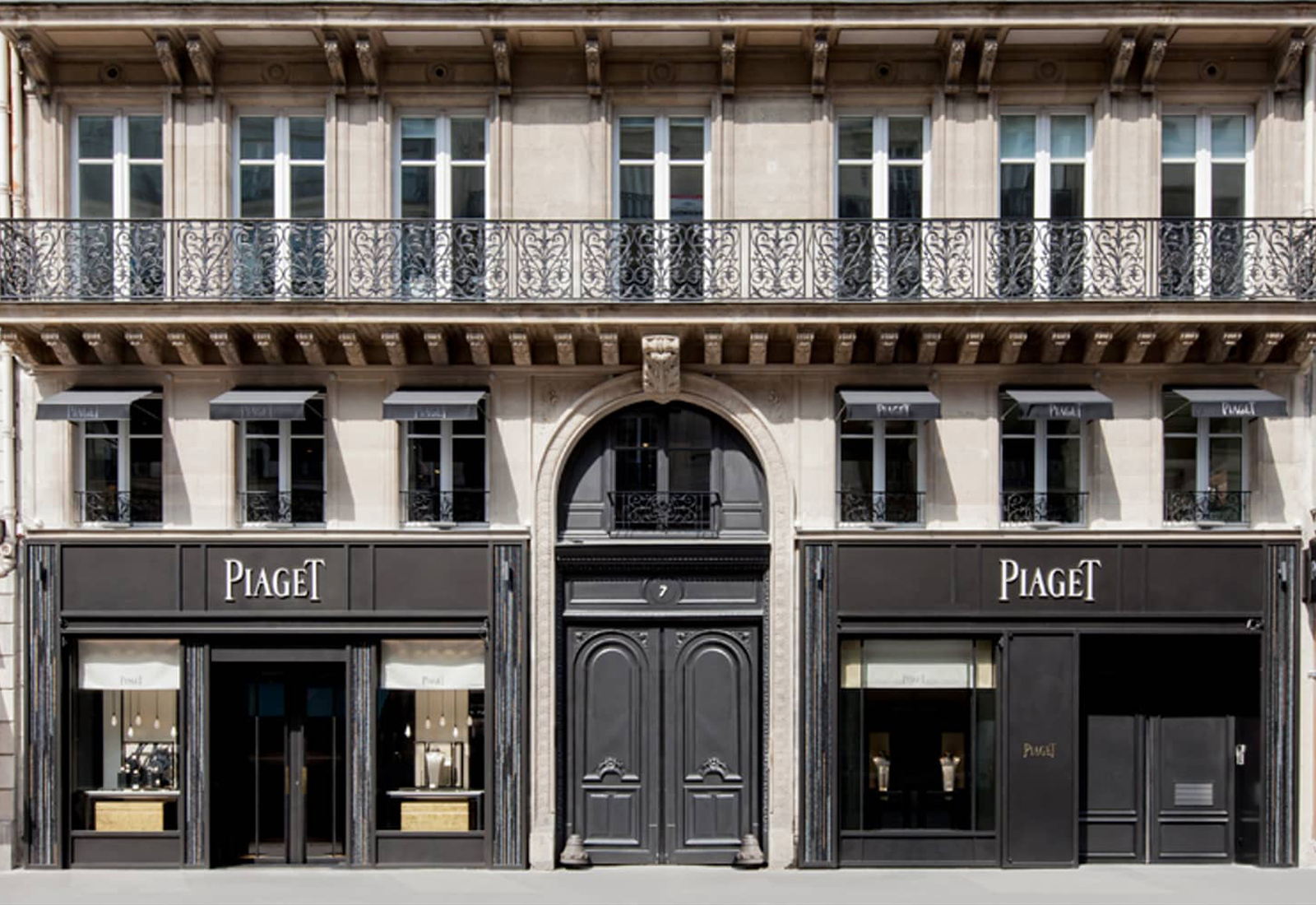Armed gang robs Chanel store in Paris